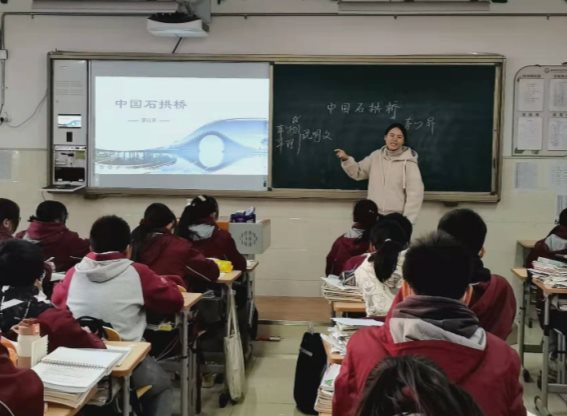 一群人在台上演讲&#xA;&#xA;描述已自动生成
